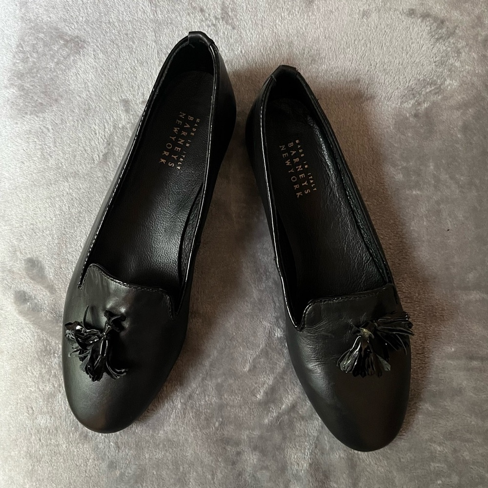 Barney’s NY Black leather loafers w tassel made in Italy size 39